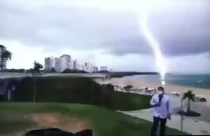 Raio quase atinge cabeça de Clayton Pascarreli durante reportagem; VEJA