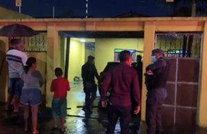 Assassinos quebram portão de residência e matam idoso a tiros no Novo AleixoO crime aconteceu na hora da chuva