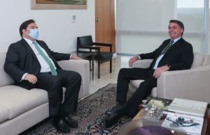 Após ser chamado de gay, Bolsonaro rebate Maia: “Aquele gordinho nunca me enganou”