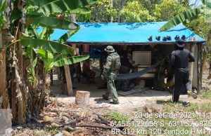 Trabalhador em condição de escravidão é resgatado em HumaitáPoliciais, bombeiros e agentes ambientais aprendem madeira e resgatam trabalhador mantido em condições de escravidão