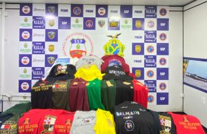 Carregamento de roupas falsificadas vinda do Peru é apreendida em ferry boat no Solimões