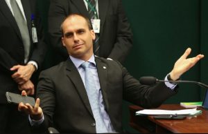 Eduardo Bolsonaro insinua que está tomando cloroquina: ‘mas a gente não pode falar’Curando