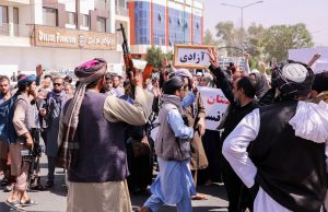 Chega a Cabul primeiro voo comercial sob novo regime do TalibãFrágil normalidade