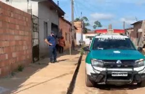 No Cacau Pirêra: ao ver filho sem vida, mãe carrega corpo e leva para casa: ‘a droga fez isso com ele’