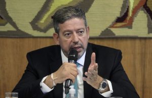 Arthur Lira vai pautar mudança na cobrança de ICMS para baixar preço dos combustíveisDecisão política