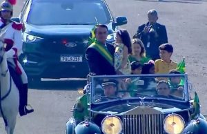 Bolsonaro desfila em Brasília de Rolls Royce pilotado por Nelson Piquet7 de Setembro