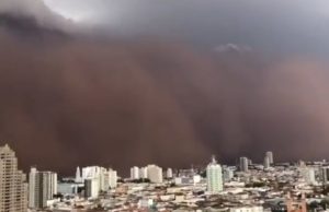 Tempestade de poeira gigante sufoca moradores no interior de SP; veja vídeoCena de filme