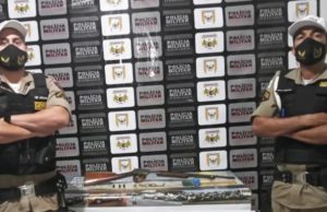 Bêbado coloca a esposa nua dentro do carro e foge da PM: ‘quis me enforcar no cemitério’Absurdo total