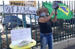 Professora da Semed com salários atrasados chora, protesta e exige: ‘cadê o respeito, David Almeida?’Descaso com a educação
