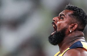 Brasileiro perde medalha para chinês no tapetão e protesta em cima do pódio em TóquioPolêmica no Japão