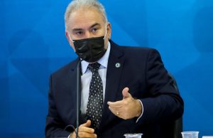 Após milhares de eventos adversos e uma morte de adolescente, Saúde suspende vacinação no BrasilInvestigação