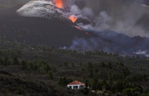 La Palma: lava aumenta e especialistas temem abertura de nova bocaMoradores estão sendo retirados da área
