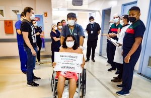 Após 40 dias internada com Covid-19, paciente recebe alta no HPS 28 de AgostoEveline venceu a doença após ficar em estado muito grave e passar 25 dias intubada na UTI