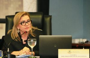 Yara Lins suspende pregão da UEA após indícios de irregularidades