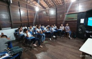 Professora de Uarini ‘vence’ desafios da natureza para incentivar estudantes a não abandonarem os estudosAlzilete Cavalcante da Silva é profissional do Ensino Mediado por Tecnologia