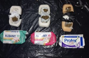 Homem é preso ao tentar entrar em delegacia com Albany e Protex recheados de maconhaDentro de sabonetes foram encontradas porções de maconha e cocaína
