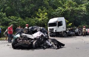 Engenheiro morre após colidir carro contra caminhão no Distrito Industrial: VEJA
