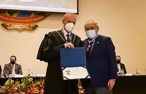 Amazonino é homenageado com Colar do Mérito de Contas do TCE-AMAmazonino teve todas as suas contas de governador e prefeito aprovadas pelo Tribunal de Contas