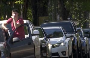 Brasileiros fazem fila para encher o tanque a R$ 3,10 o litro na ArgentinaSituação difícil