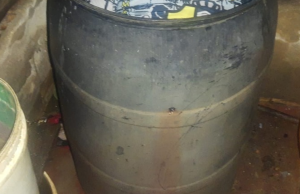 Vítima tem casa invadida por pistoleiros e é executada dentro de barril de águaO jovem tentou se esconder para não morrer