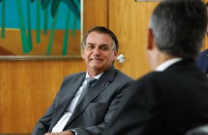 Mulher grita ‘fora Bolsonaro’ e presidente rebate: ‘saio se ela disser quanto é 7 x 8?’Na lata