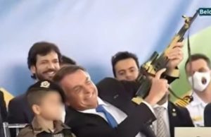 Foto de Bolsonaro com criança segurando fuzil vai parar na ONUPresidente e aluno