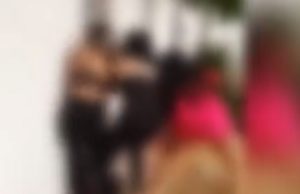 Vídeo: mulheres brigam diante das câmeras em posto na avenida do TurismoVídeo