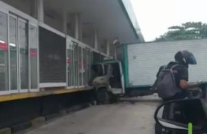 Caminhão bate contra plataforma de ônibus ‘zerada’ na Torquato Tapajos