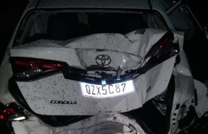 Milagre em Manaus: Corolla bate em dois postes, motor voa e motora sai andandoSó Jesus na causa
