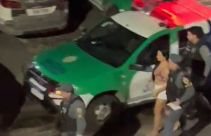 Vídeo: mulher é detida e apanha após atropelar motoboys em Manaus: ‘ela levou logo um socão’Violênciano trânsito