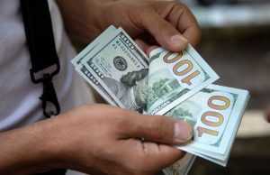 Dólar cai e fecha no menor patamar em três semanasAlívio