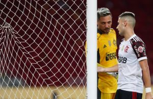 Fluminense derrota o Flamengo e sonho do terceiro título brasileiro vira pesadeloBola murcha