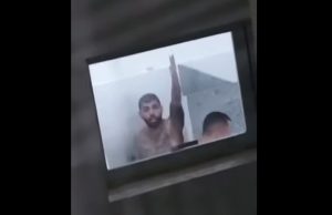 Vídeo: Fãs manauaras conseguem filmar banho de Gabigol após treino