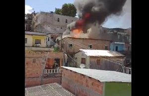 Vídeo: incêndio destrói casas em Manaus e moradores entram em pânico: ‘medonho’
