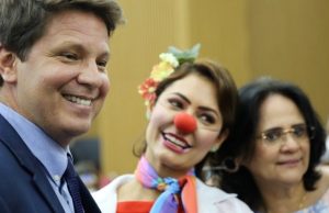 Michelle Bolsonaro se veste de palhaça e oposição não perdoa: ‘mulher do Bozo’Ironia