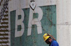 Petrobras encontra petróleo na Bacia de SantosPoço está localizado a 240 quilômetros da cidade de Santos