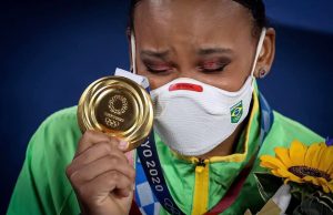 Rebeca Andrade é campeã mundial e faz história mais uma vez: ‘estou fazendo parte das lendas do Brasil’Incansável