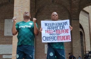NA BASE DA FÉ – Torcedores do Palmeiras levam cartaz ao Santuário de Nossa Senhora Aparecida“Nossa Senhora Aparecida, quero um milagre: Ser campeão mundial”