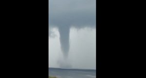 IMPRESSIONANTE – Tromba d´água surge no Rio Negro e assusta manauaras