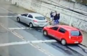 Mulher descobre traição do marido PM e atira nele na frente da amante: VEJAA policial militar conheceu a amante, que confessou estar em um relacionamento com o marido dela, porque ele dizia que era solteiro