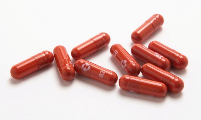 2021-10-26t220930z_2020610640_rc2yhq9mz788_rtrmadp_3_health-coronavirus-molnupiravir