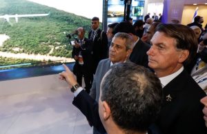 Em Dubai, Bolsonaro diz que ataques à Amazônia não são justos: “Não pega fogo”