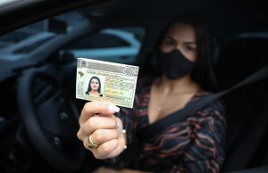 Aprovado projeto que prevê primeira CNH gratuita para pessoas carentes no AMO programa terá os projetos CNH na faixa, isenção de taxas para mototaxistas e motofretistas e doação de capacete e colete