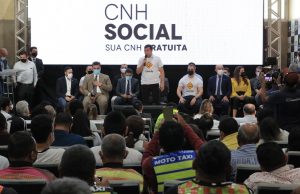 CNH gratuita é lançada no Amazonas; entenda os critérios para participarPrograma, que deve alcançar 300 mil pessoas, inclui entrega de 40 mil coletes e capacetes e o projeto CNH na Escola