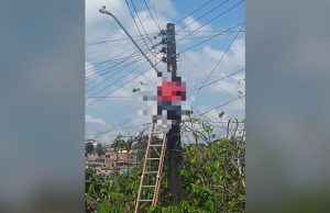 Vídeo: homem morre eletrocutado após mexer em fiação de poste em ManausBombeiros fizeram o resgate da vítima que ficou presa na fiação elétrica