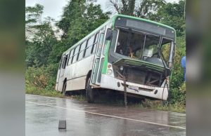 Ônibus que capotou com passageiros na estrada de Iranduba estava irregular, afirma ArsepamA Agência Reguladora ressalta, ainda, que vai lavrar auto de constatação endereçado para a empresa