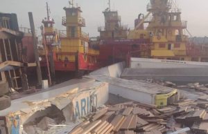Balsa até o tucupi de containers afunda no Porto do Chibatão, em ManausDesastre