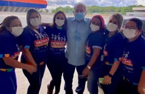 Amazonino toma terceira dose da vacina contra Covid é recebe carinho dos eleitoresSaúde