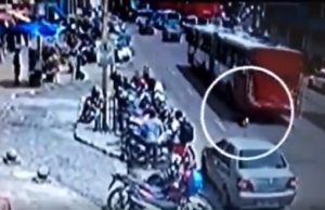 Em Manaus, homem salta de ônibus em movimento e acaba atropelado; veja o vídeo