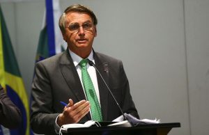 Bolsonaro diz que vai desonerar folha do setor de saúdeDesoneração beneficia atualmente 17 setores da economia